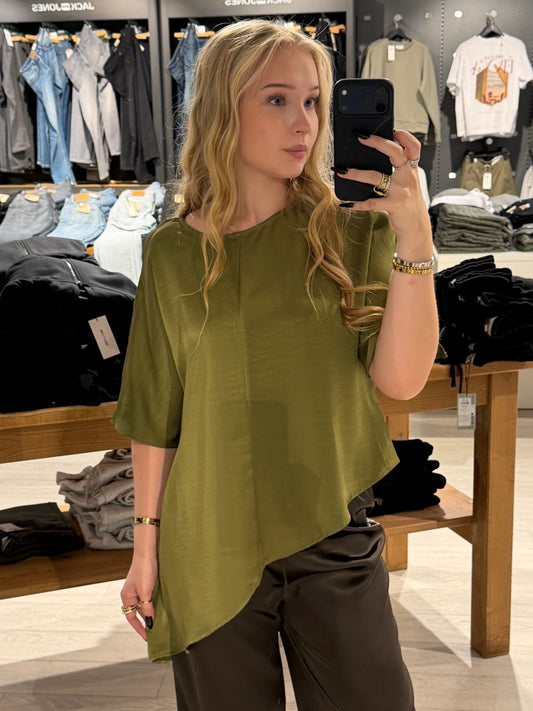 OBJCHILLI S/S ASYMMETRIC SLIT TOP